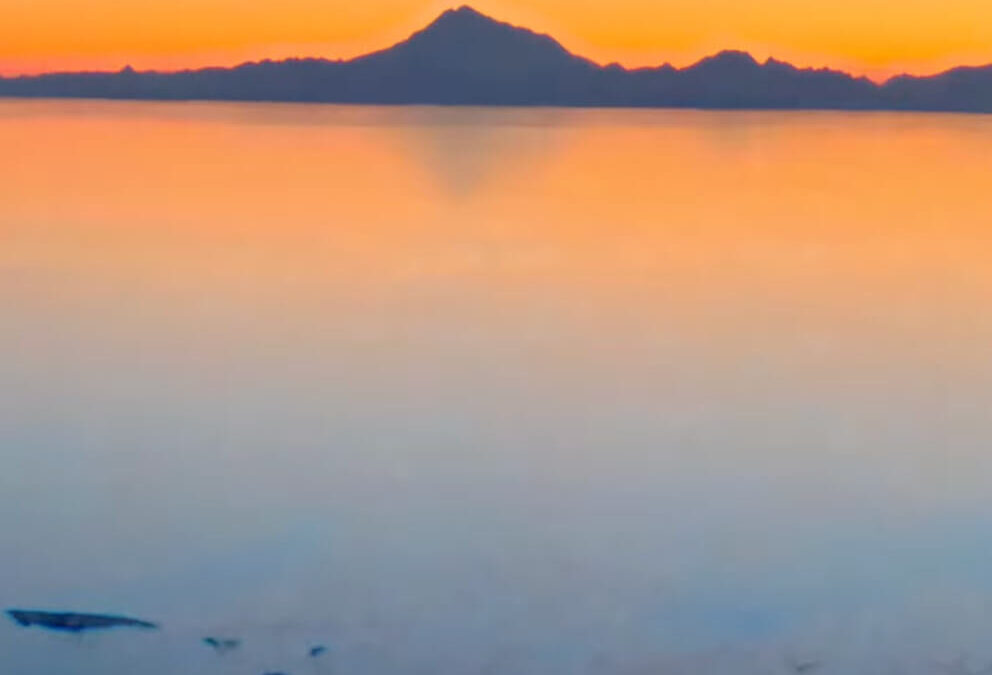 Venus flashes over Mount Redoubt